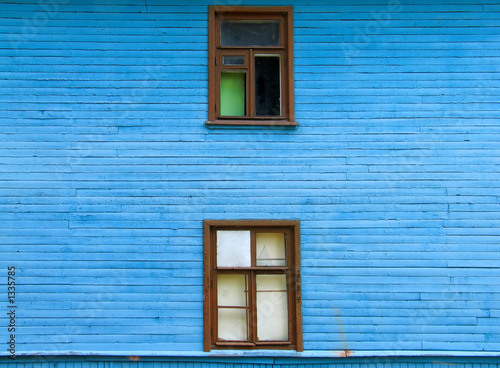 house with 2 windows © Tomato Basalico