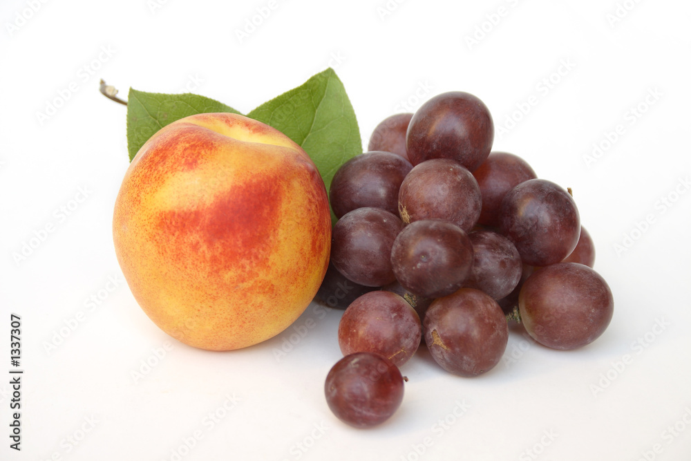 Fototapeta premium nektarine und trauben