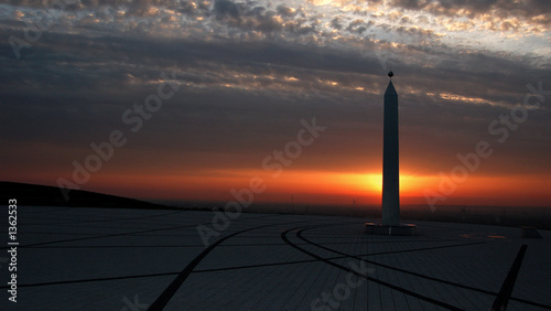 obelisk im sonnenaufgang photo