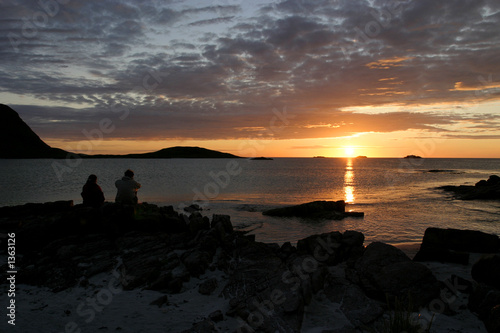 couple et soleil de minuit photo