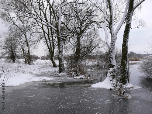 frozen river © Jaroslaw Grudzinski