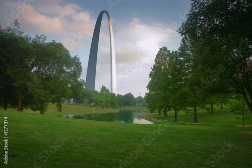 st. louis gateway arch from park with pond