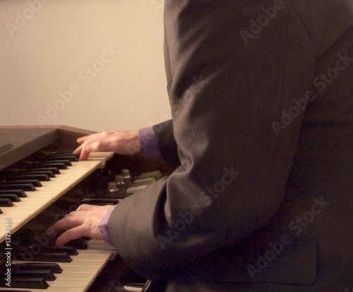 Fotografía musician playing hammond organ