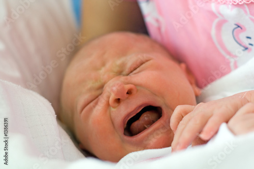 Fotografering screaming infant - two days old.