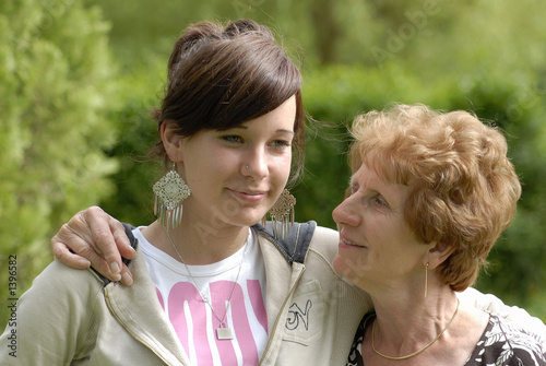 adolescente et grand mère, photo