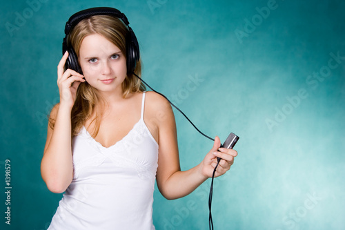 Obraz na płótnie girl with mp3 player