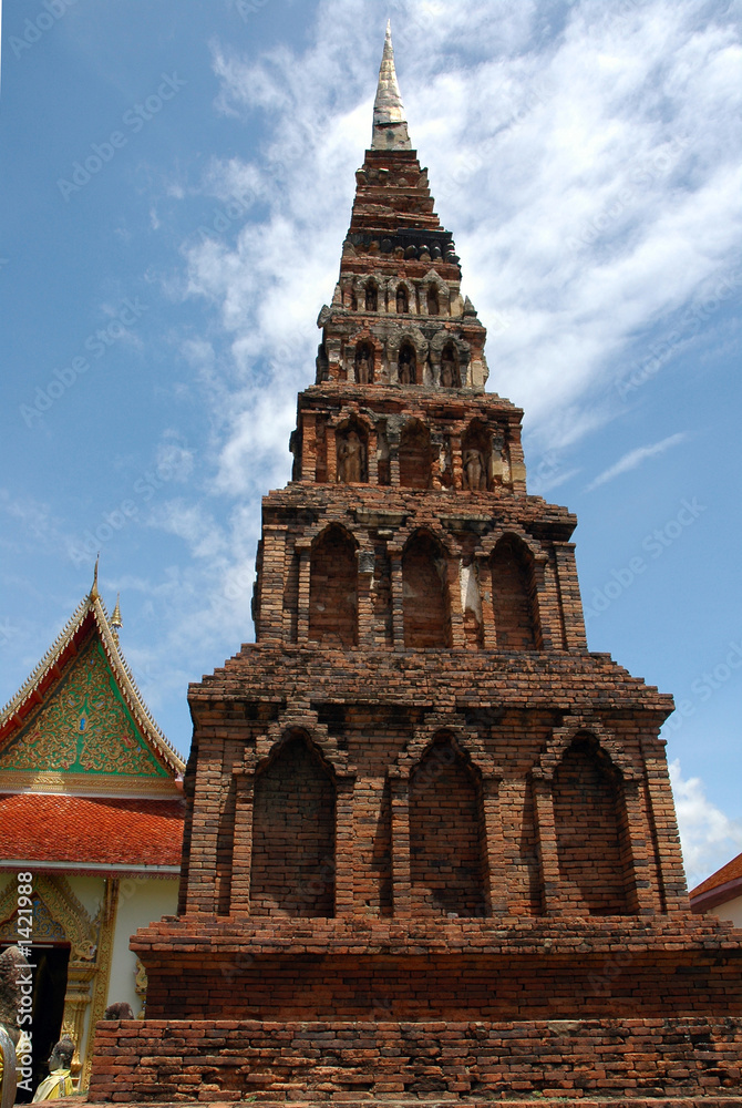 Naklejka premium thailand, lamphun: haripoonchai temple