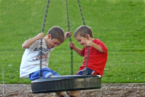 Bilde på lerret boys on tire swing