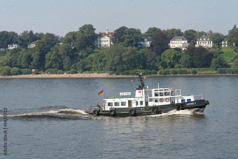 Obraz premium nördliches elbufer mit zollboot