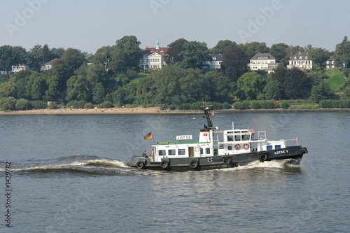 nördliches elbufer mit zollboot