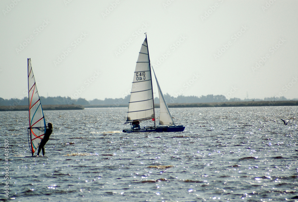 Fototapeta premium surfer und segelboot