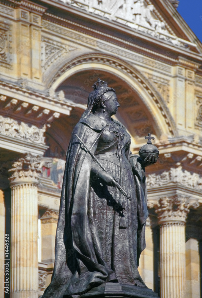 Fototapeta premium queen victoria, birmingham town hall