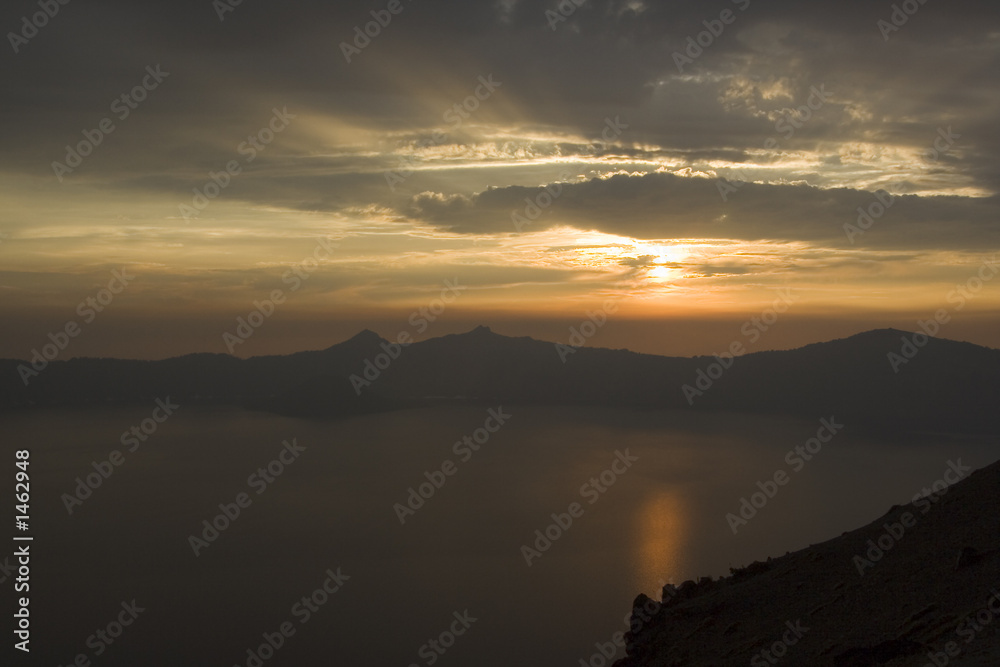 Obraz premium crater lake sunset 1
