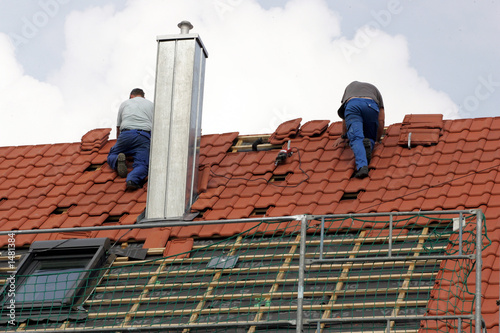 dachdecker bei der arbeit