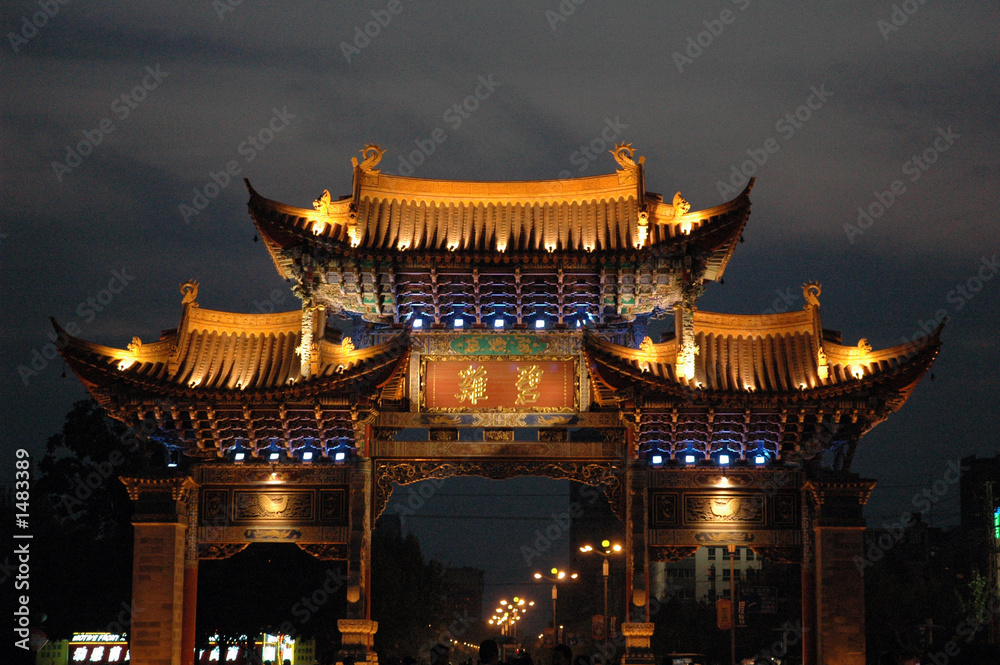 Fototapeta premium kunming gate at dusk