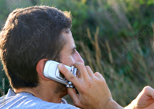 Homme en communication téléphonique photo