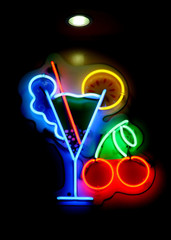 Sierkussen Bar Retro neon martiniglas met olijf  © Stephen Coburn