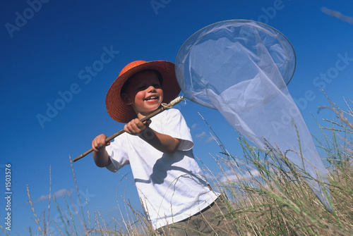 enfant papillon chasse