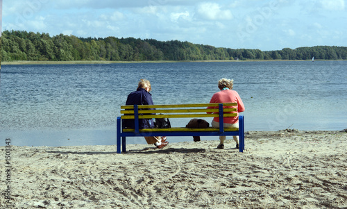 ältere damen auf einer bank