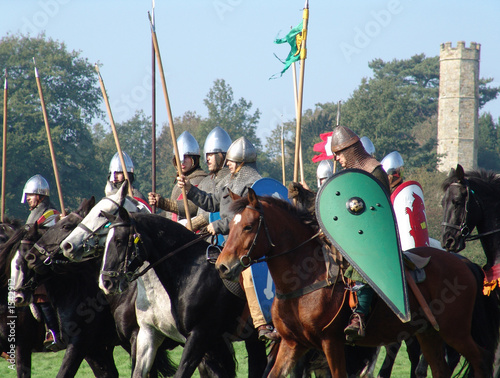 Fotografiet knights riding to battle in hastings