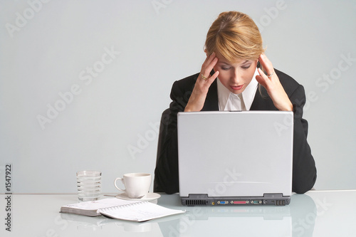 Obraz na plátně stressed businesswoman with laptop has headache