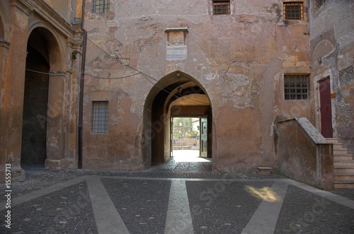 cortile della basilica dei tre coronati