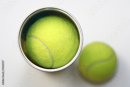 tennisball in dose © MAK