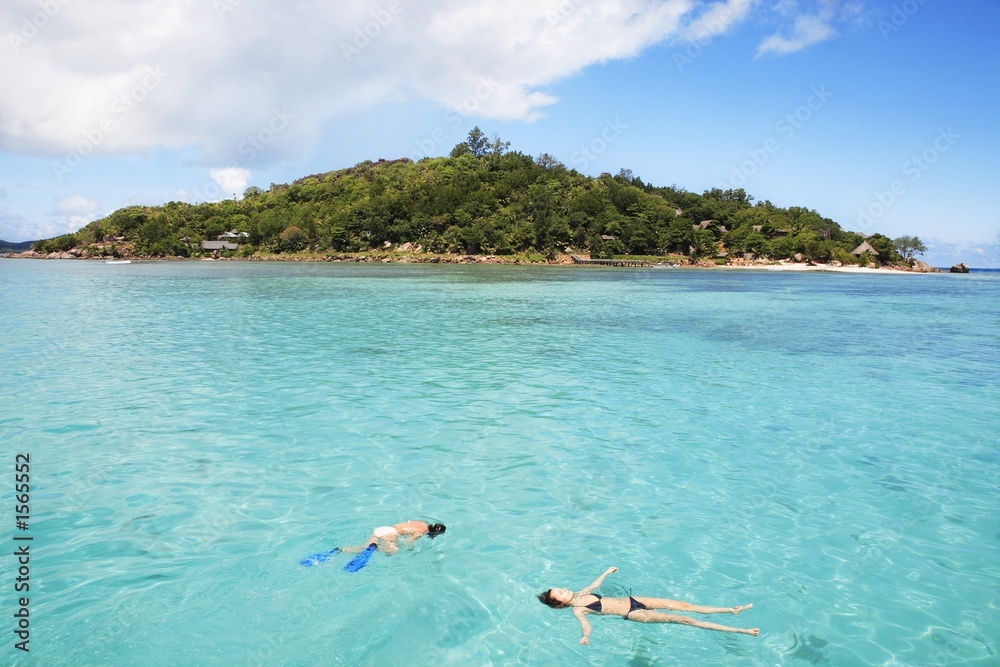 touristes au large d'une ile des seychelles touristes au large d'une ile des seychelles