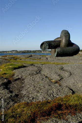 broken chain monument photo