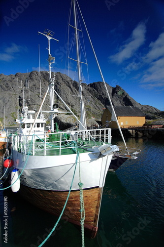 bateau amarré au port