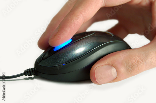 main manipulant une souris
