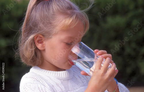 enfant buvant photo