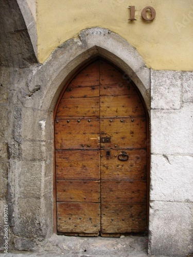 vieille porte d'une demeure d'annecy #1590728