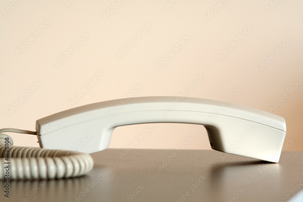 telefonhörer auf tresen liegend telefonhörer auf tresen liegend