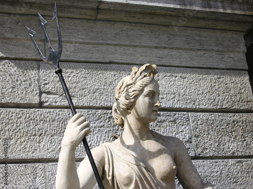 statue