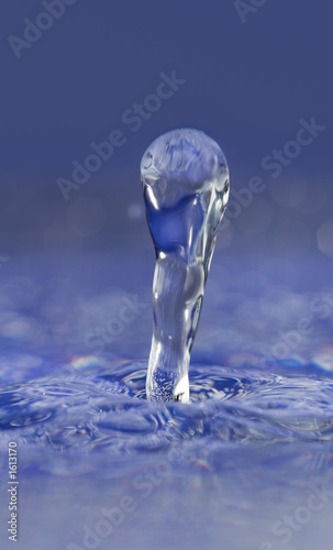 wassertropfen in blauem wasser