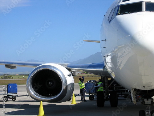 2 ground crew loading an airplane