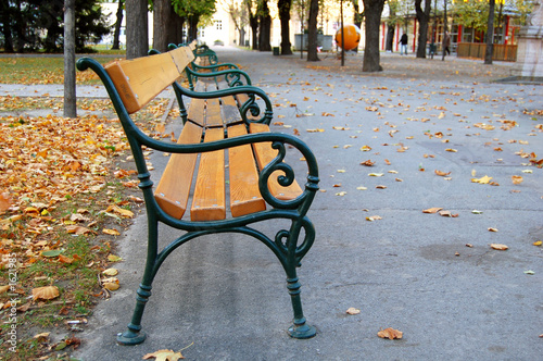 wien - parkbänke im herbst