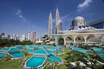 Tableau sur plexiglas Kuala Lumpur Tours Petronas KLCC depuis le parc  © Shirley