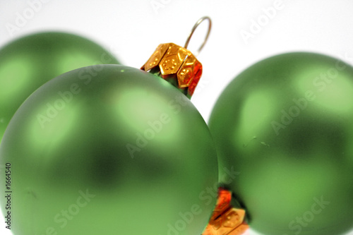 grüne weihnachtskugeln photo