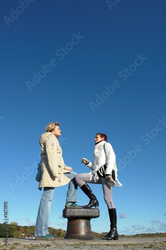 zwei freundinnen im gespräch