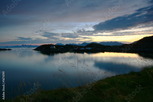 reflets dans la mer de norv  ge  iles lofoten 
