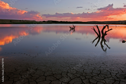 Foto sunset over water