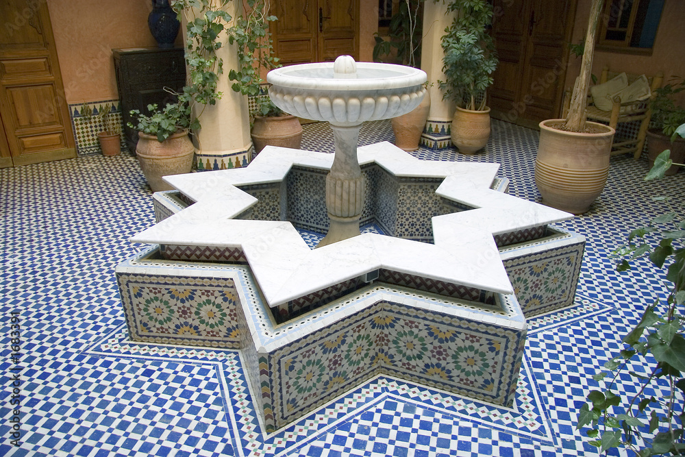 fontaine dans la cour d'un riad au maroc