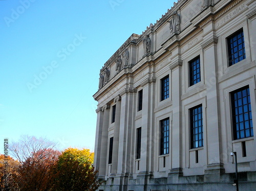 brooklyn museum exterior in the fall
