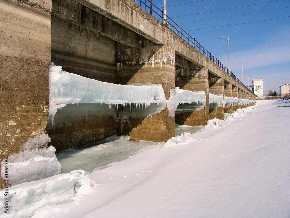 Obraz premium winter view shipping lock chanal and pie