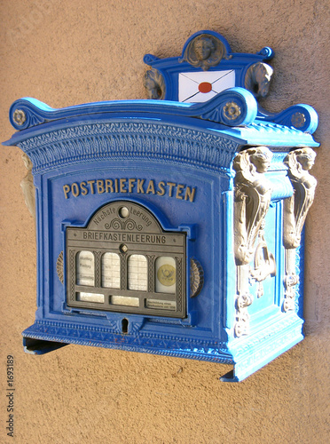blauer briefkasten