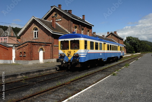 autorail en gare de treignes (belgique)