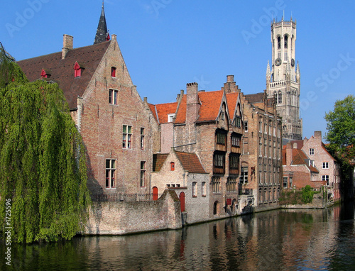 canal et beffroi à bruges de jour photo