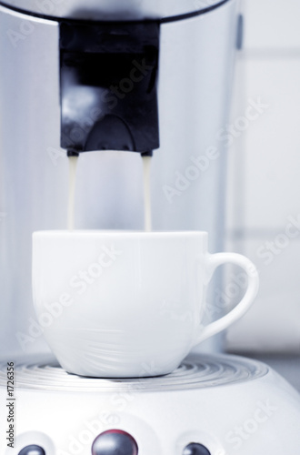 Принти на полотні making coffee